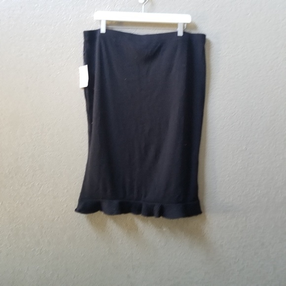 🦩3/$22 Forever21 plus size black pencil skirt - Picture 2 of 4